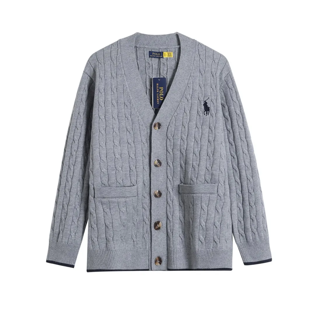 🅿️306 Top quality model number: D216 Ralph Lauren, Ralph Lauren knitted cardigan, it’s so amazing! Solid color twist knitted cardigan with embroidery on the chest! Needless to say, the texture of Ralph Lauren is good. This cardigan is made of high-quality knitted fabric, which is soft and skin-friendly and has a full drape feeling. Wearing it will immediately enhance your temperament and give you a sense of luxury! High quality and high density! The exquisite embroidered logo on the chest is low-key, luxurious and connotative, highlighting the brand identity, and the details show quality! The classic button design is easy to put on and take off. You can adjust the tightness according to your own preferences to create different styles! In spring and autumn, there is a big temperature difference between morning and evening. This cardigan is definitely your best choice. It is warm, fashionable and very practical! Color: Black Gray Navy Size: m-xl M: Clothing length 68 Bust 110 Sleeve length 57 L: Clothing length 70 Bust 116 Sleeve length 58 XL: Clothing length 72 Bust 120 Sleeve length 59